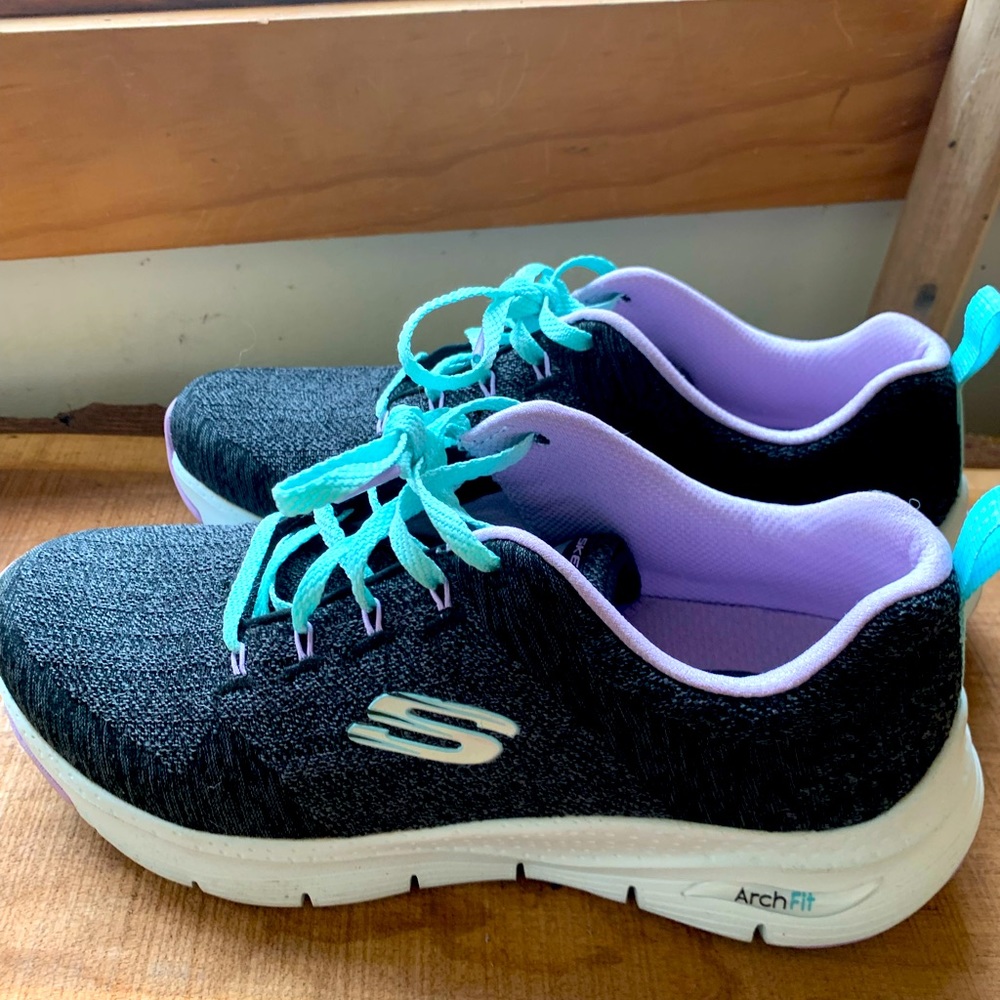 Sketchers Comfy Wave Arch Fit Sneaker 8.5